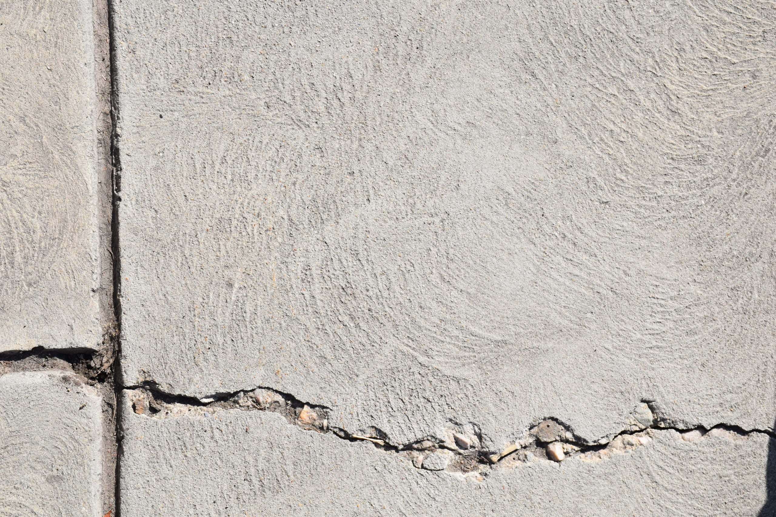 Surface béton fissurée avec textures distinctes