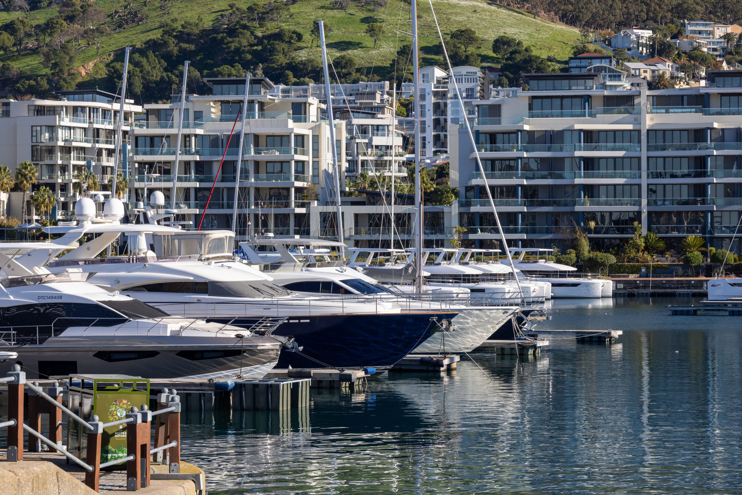 Yachts luxe amarrés marina moderne appartements