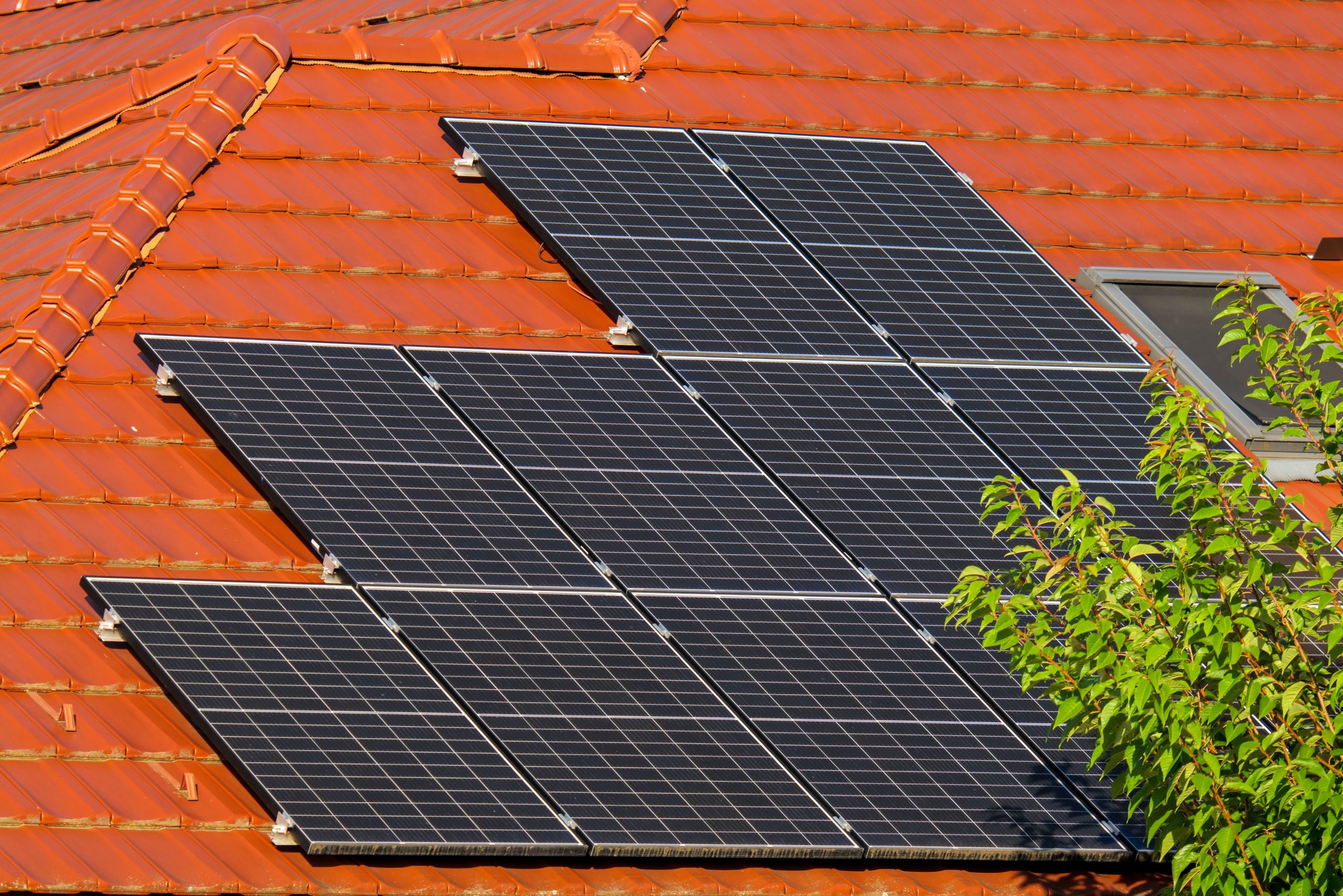 Panneaux solaires sur toiture rouge Croatie