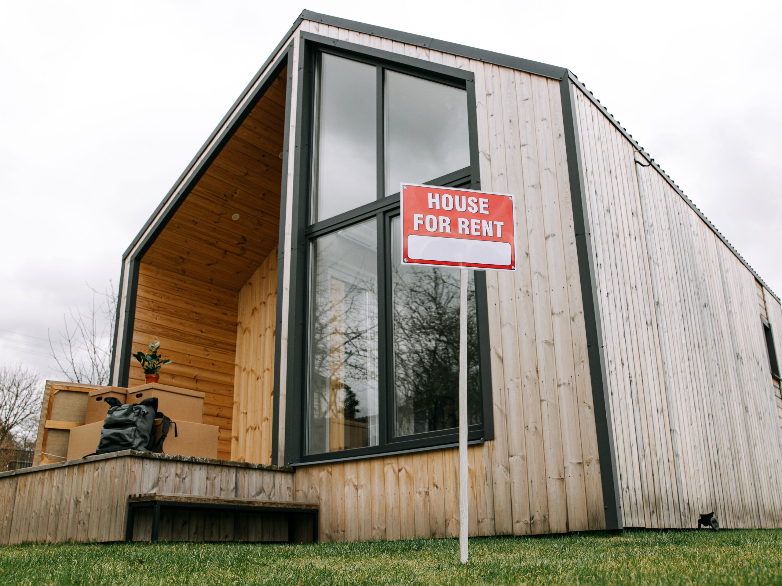 Maison moderne en bois avec panneau location