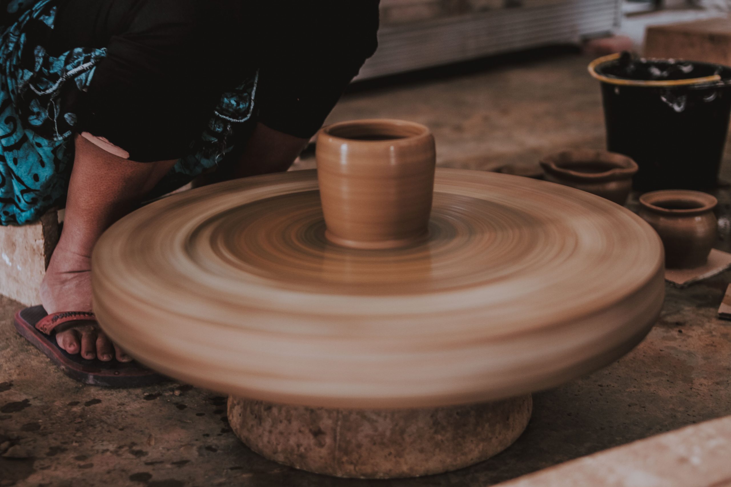 Artisan créant une poterie sur roue tournante