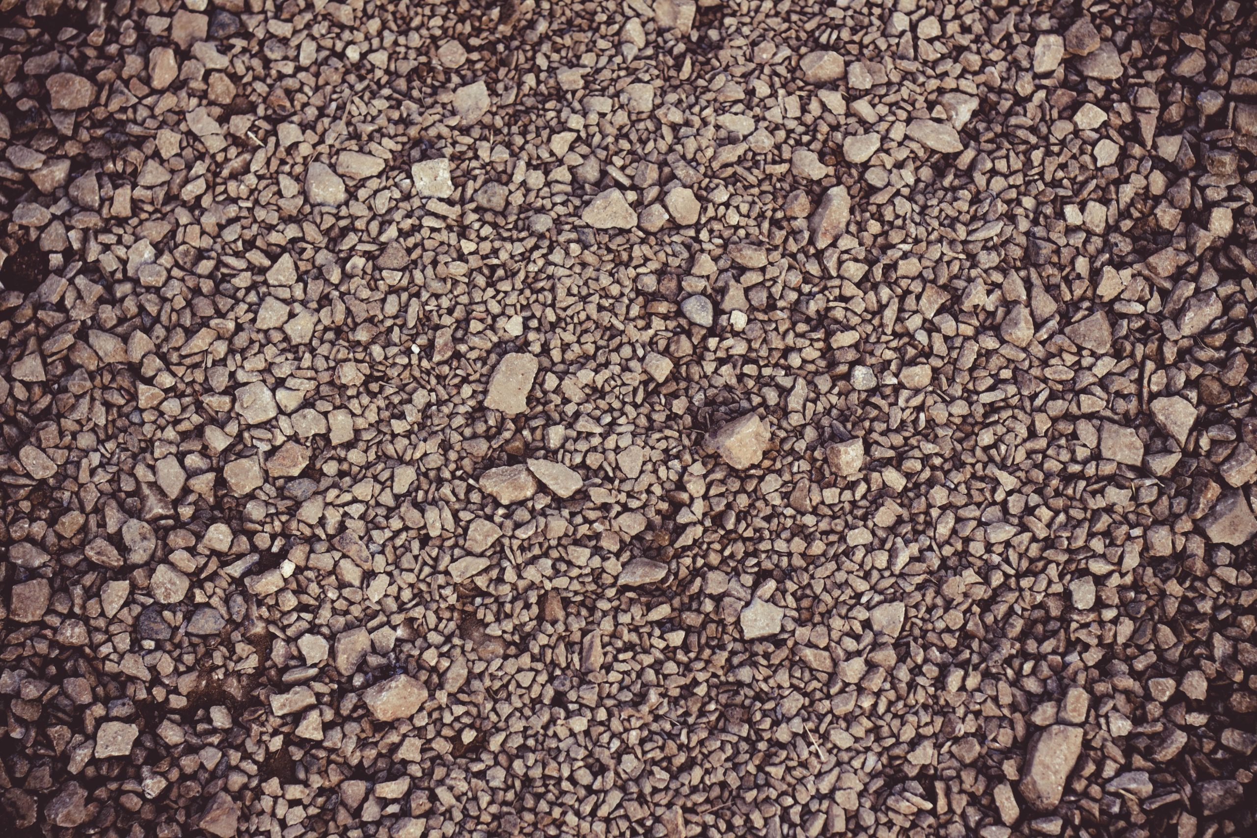 Surface granuleuse de gravier pour allée