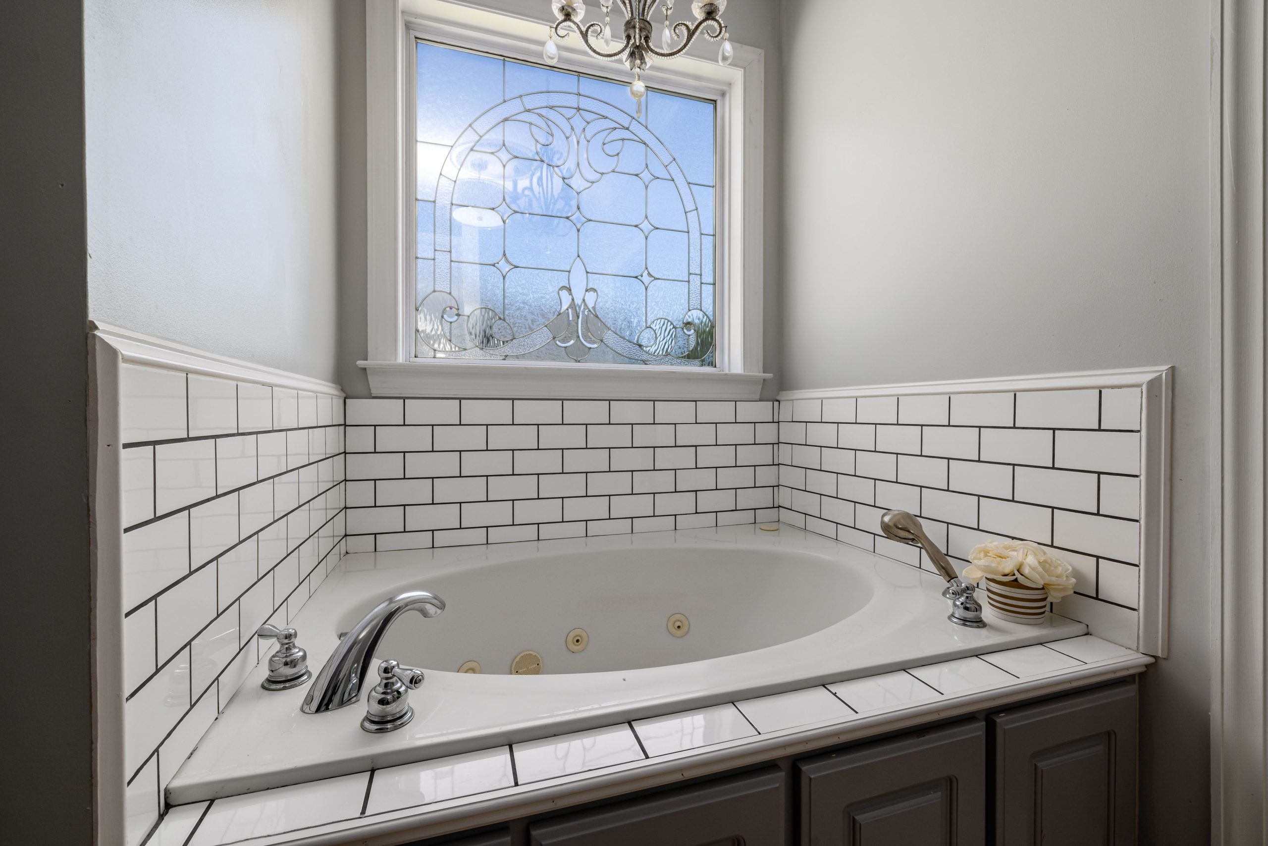 Luxueuse salle bain blanche avec baignoire jacuzzi