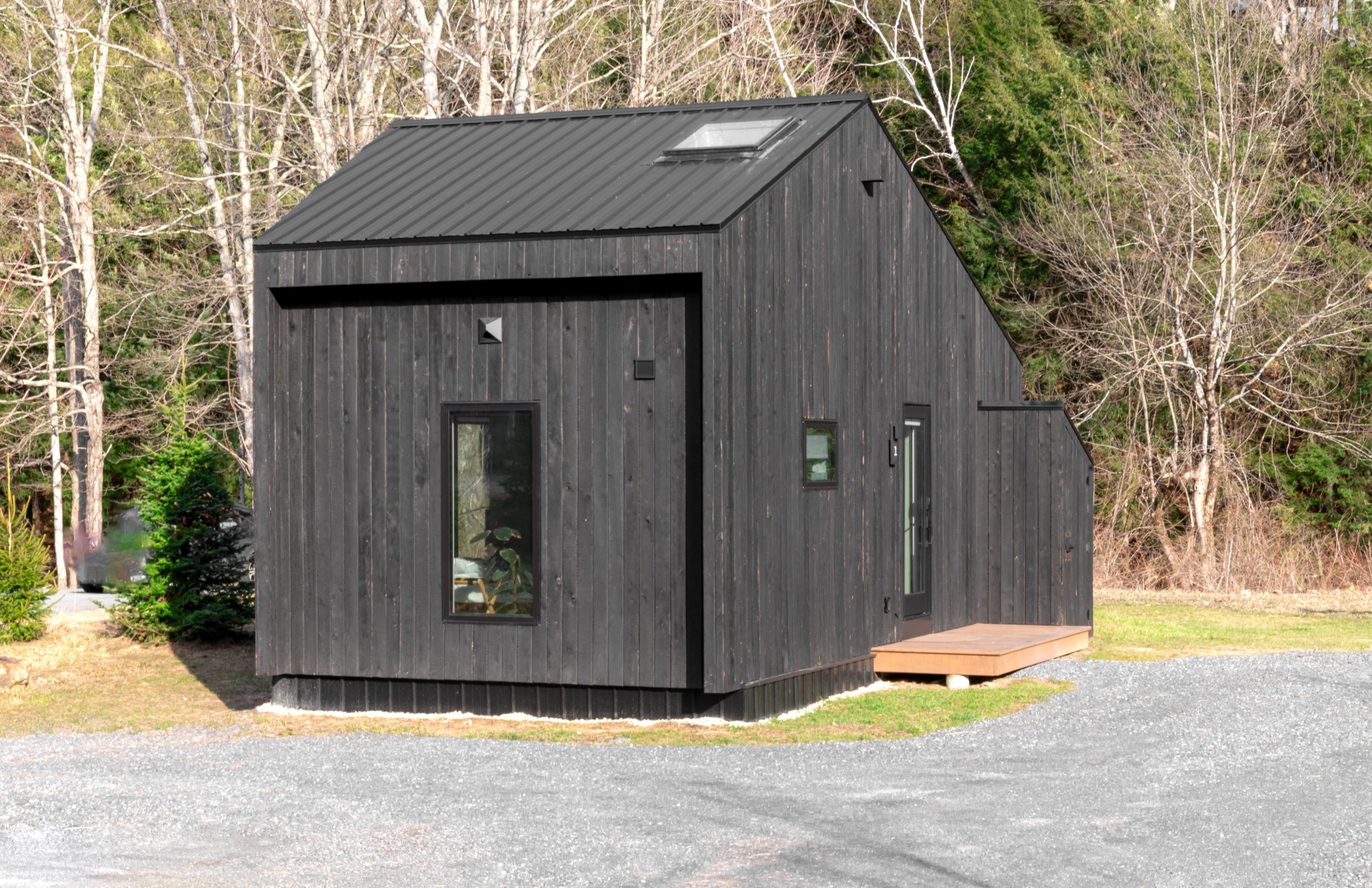 Tiny house noire foret environnement durable