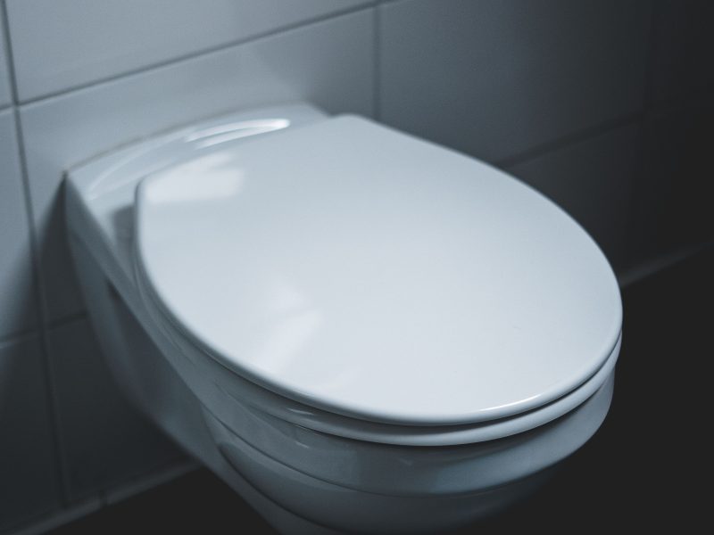 Comment fixer un abattant WC qui bouge en 20 minutes ?
