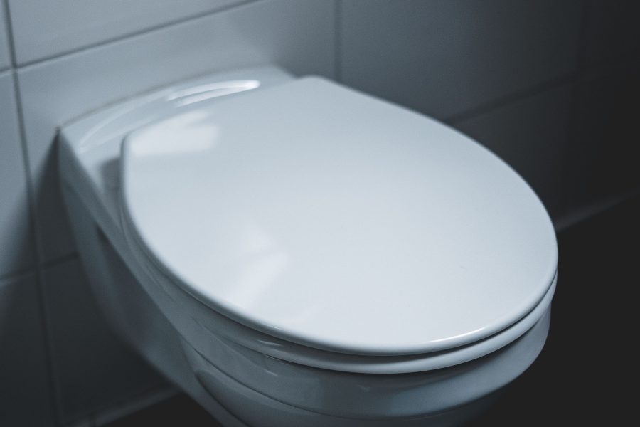 Comment fixer un abattant WC qui bouge en 20 minutes ?