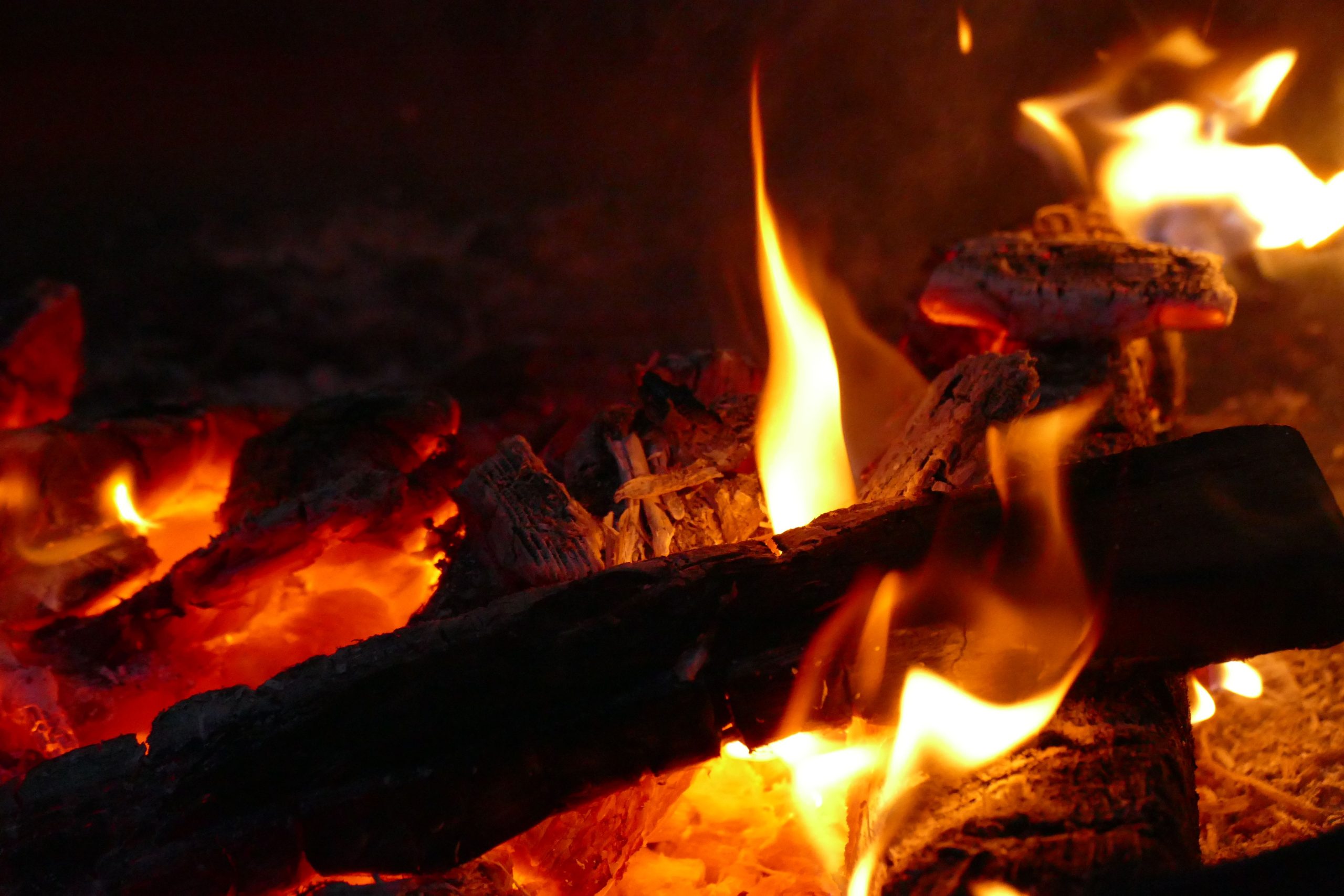 Bois brûlant et flammes créant une chaleur vibrante