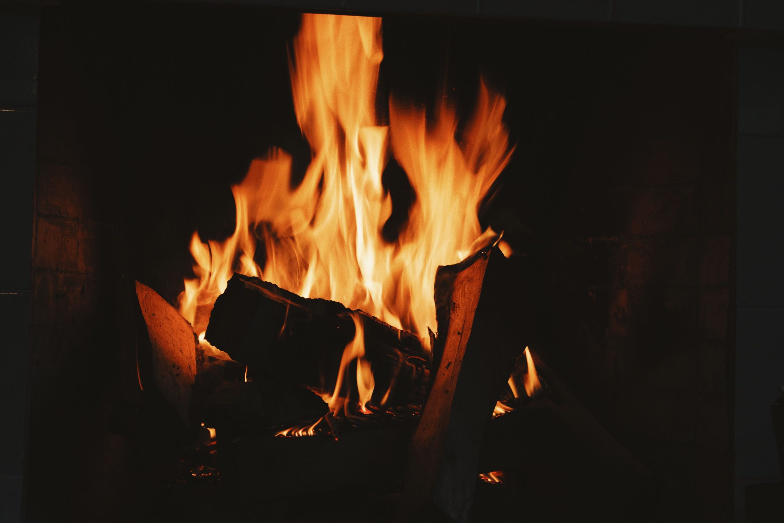 Gros plan cheminée chaleureuse avec flammes crépitantes
