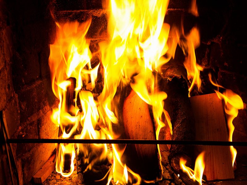 Comment allumer un feu de cheminée qui prend du premier coup ?