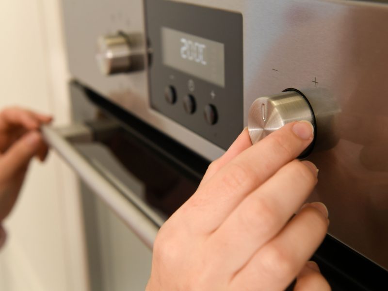 Ton four s&rsquo;allume mais ne chauffe pas : quelle est la cause ?