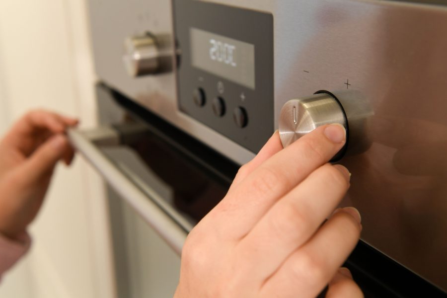 Ton four s&rsquo;allume mais ne chauffe pas : quelle est la cause ?
