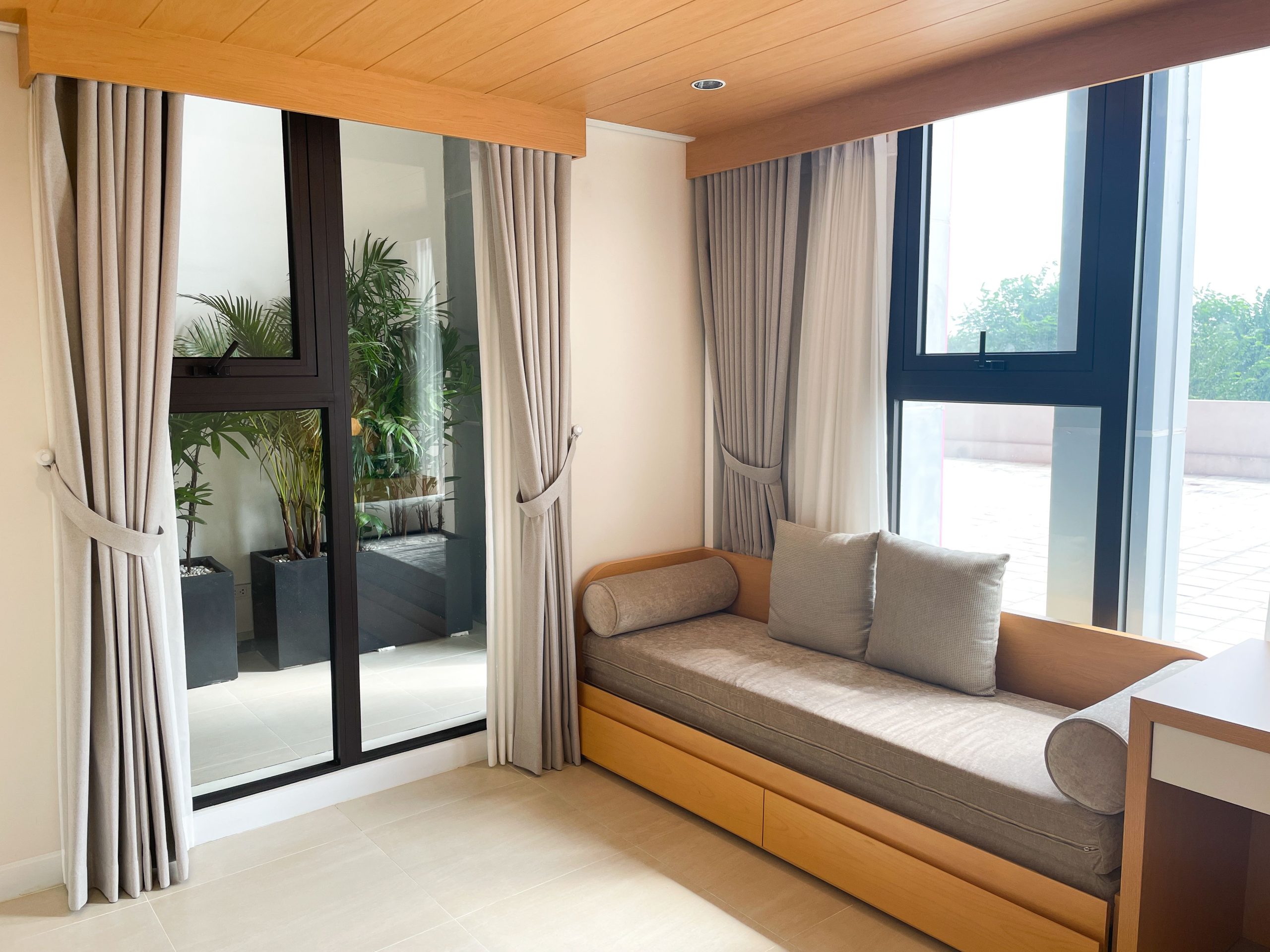 Coin fenêtre cosy avec canapé et rideaux