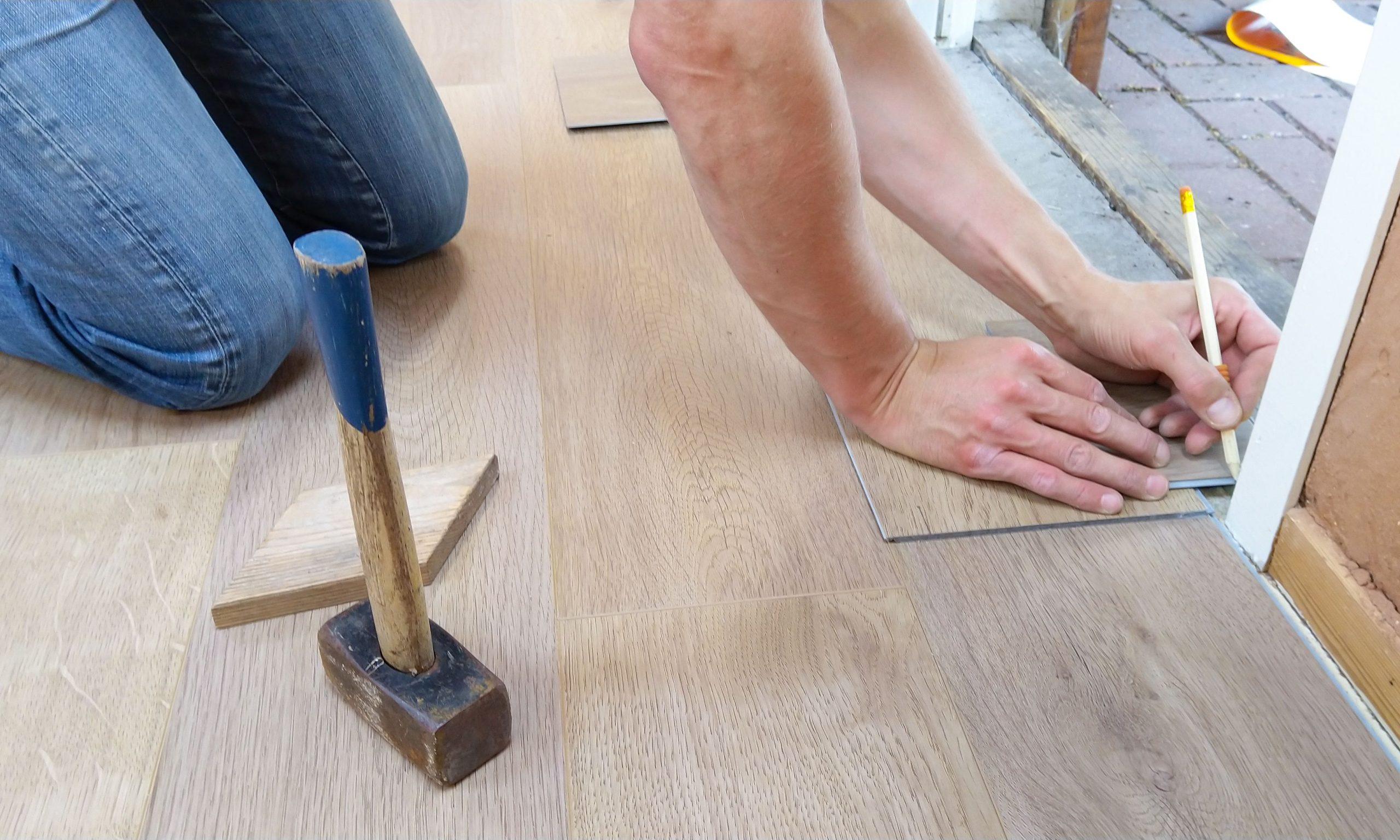 Mesure précise des panneaux de parquet stratifié