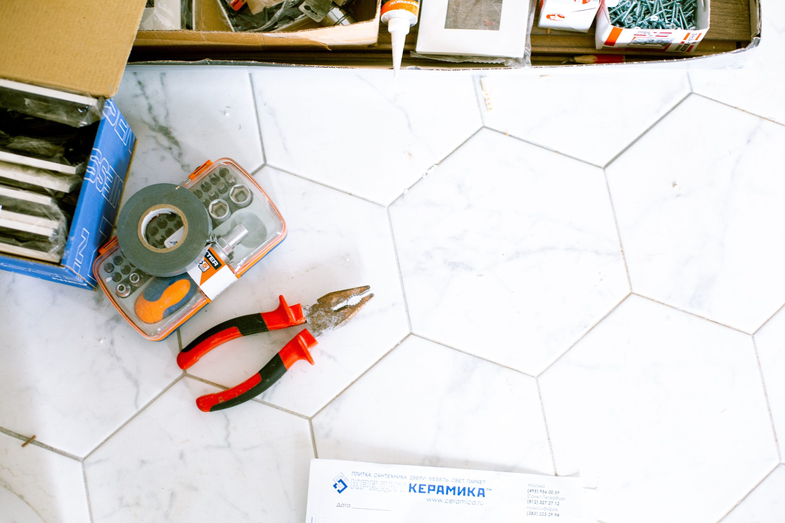 Outils rénovation prêts pour pose parquet