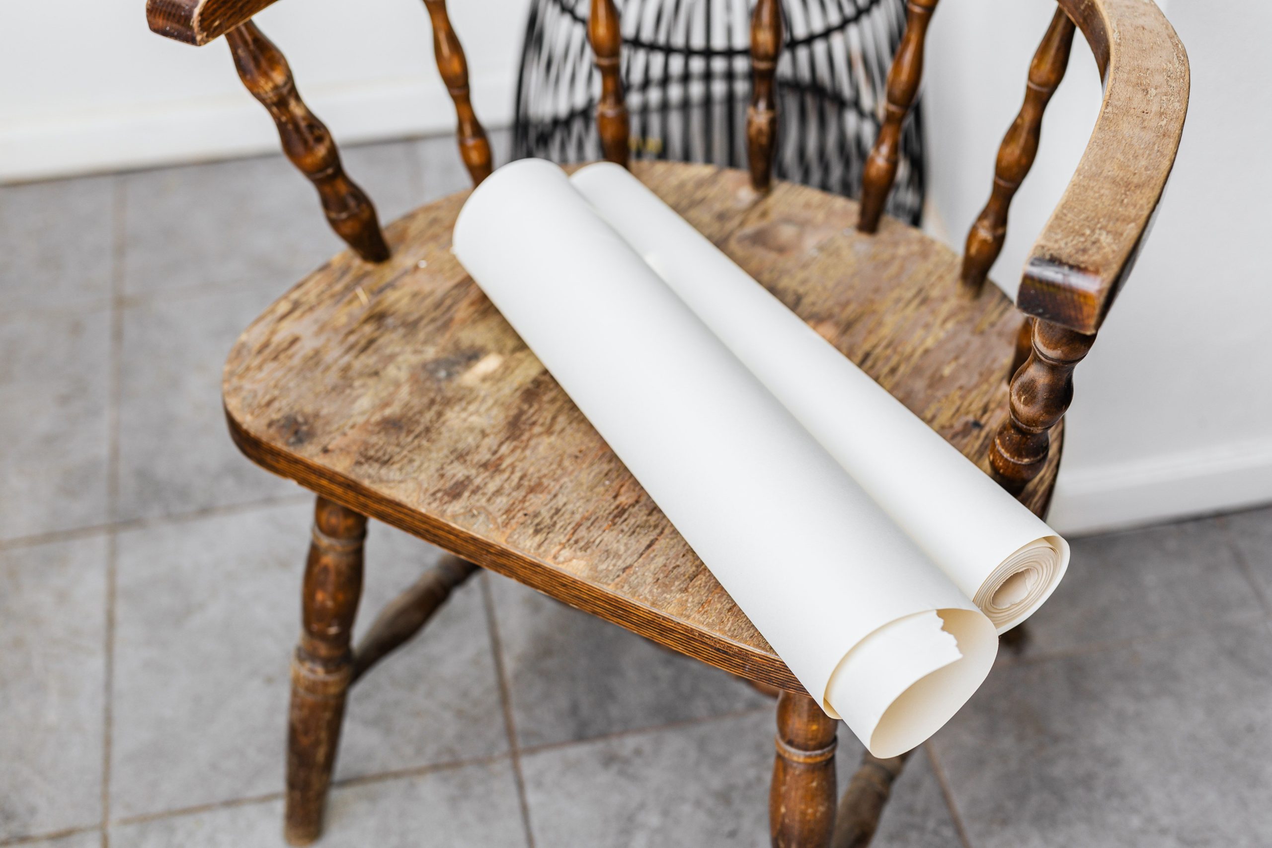Chaise bois vintage avec rouleaux papier peint