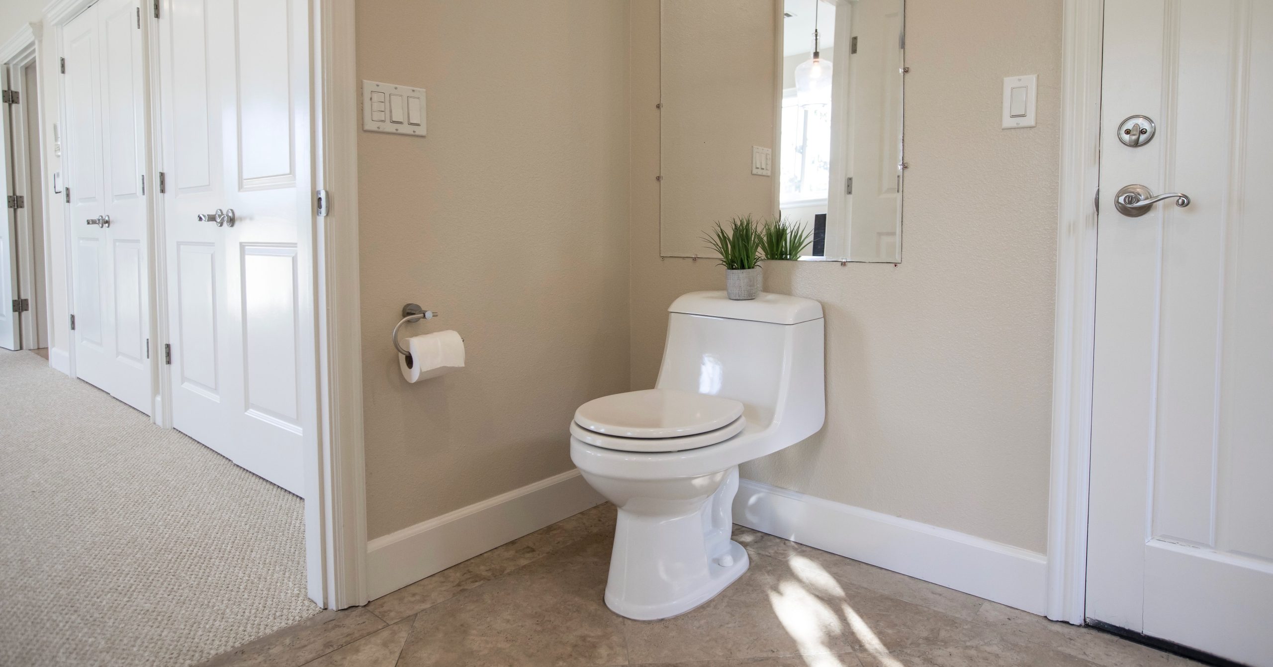Salle de bain contemporaine avec toilettes blanches