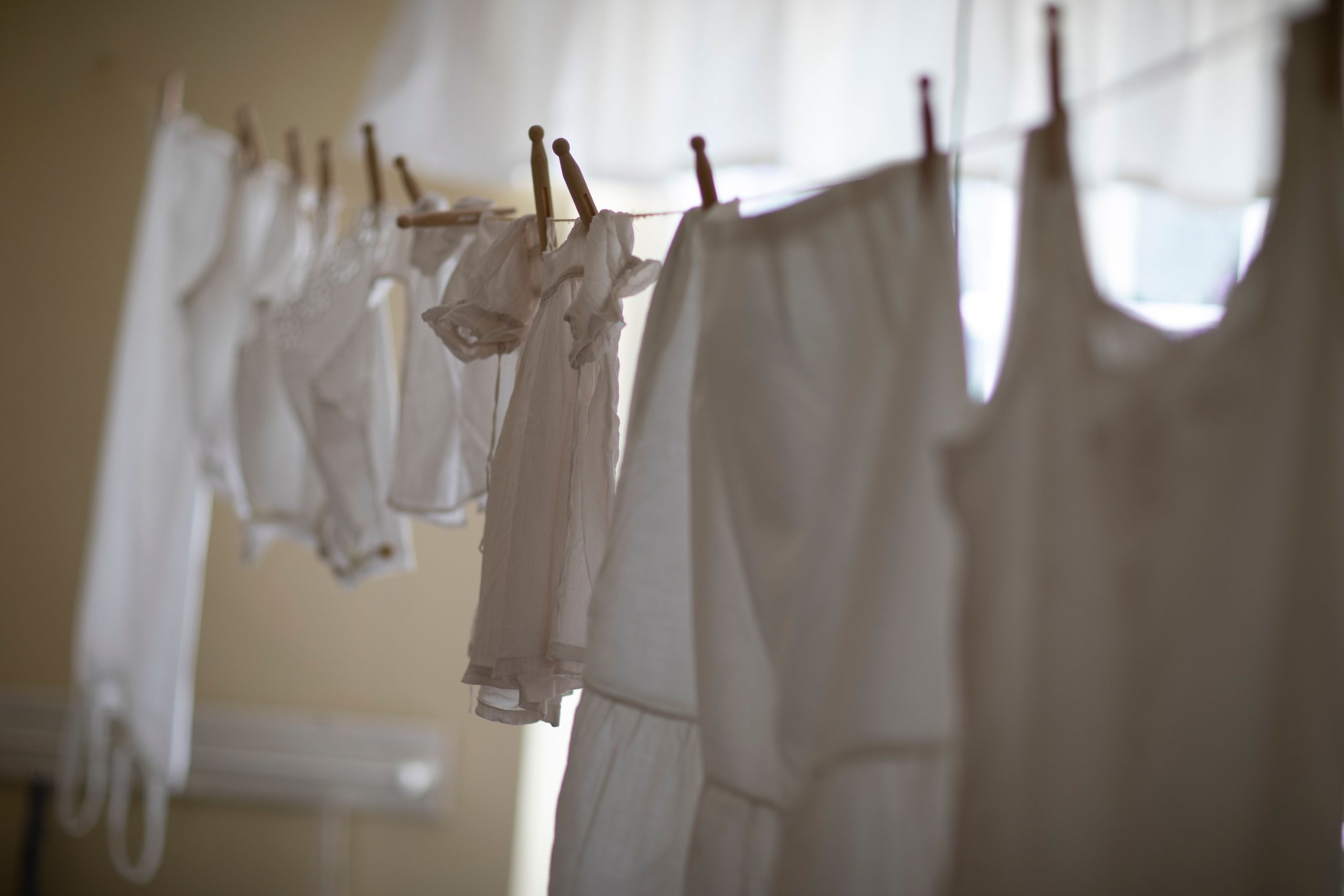 Vêtements blancs suspendus sur corde à linge