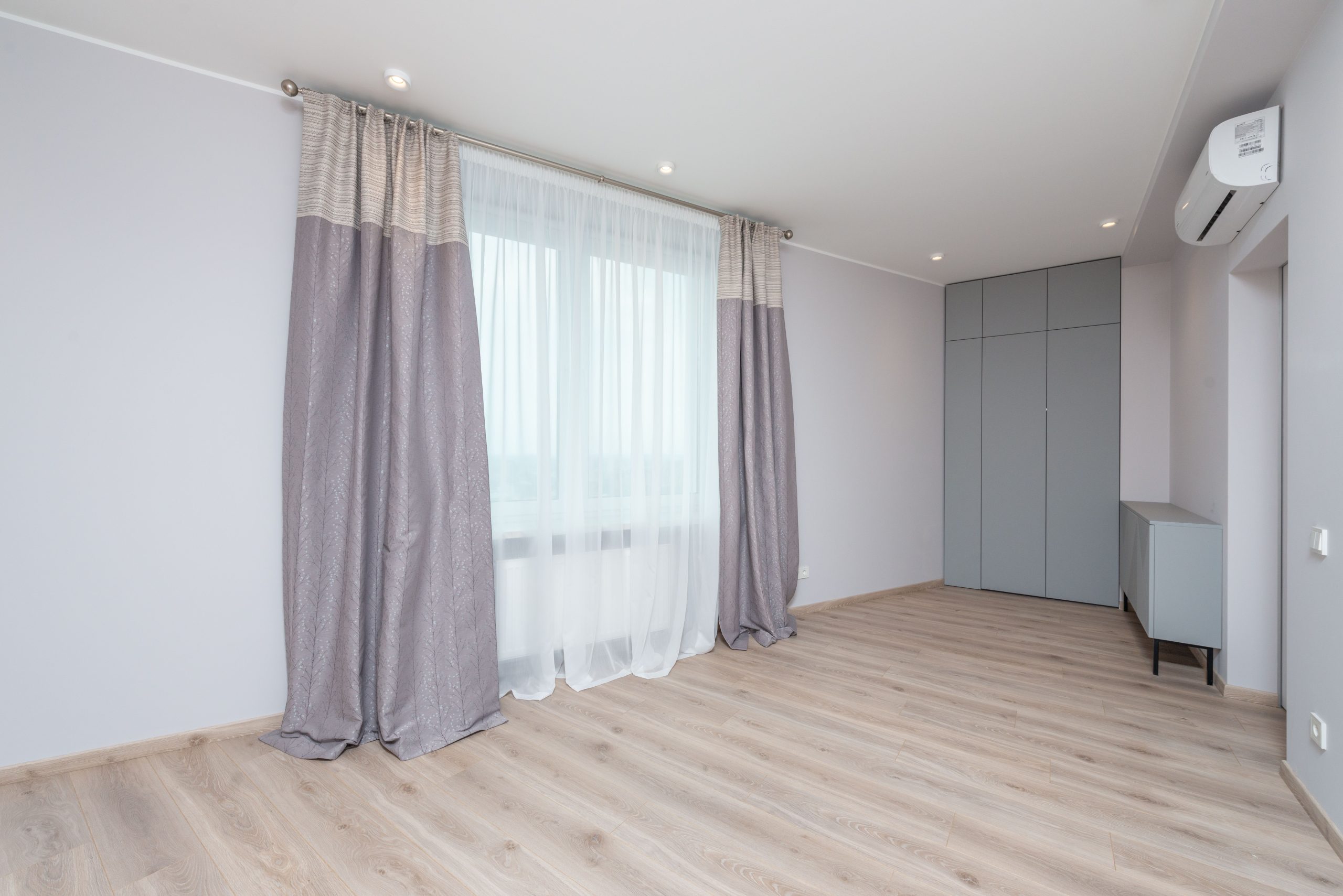 Intérieur moderne avec climatiseur et luminaires