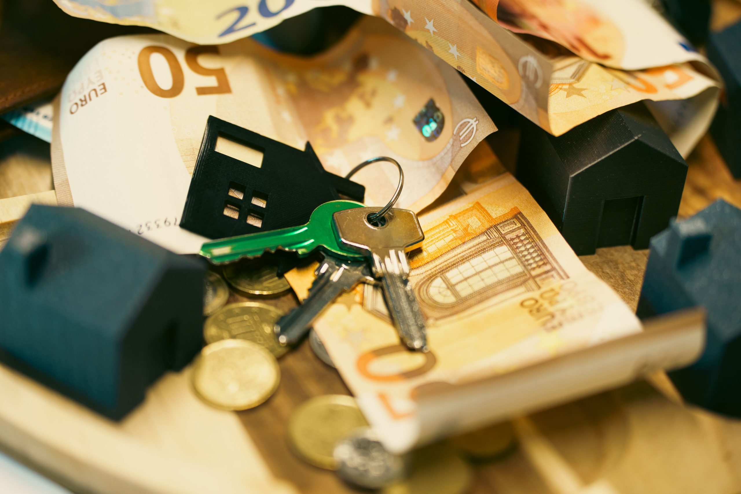 Euros, clés maison et modèles immobiliers
