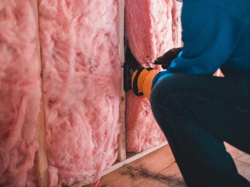 Comment isoler une porte de garage sans exploser son budget ?