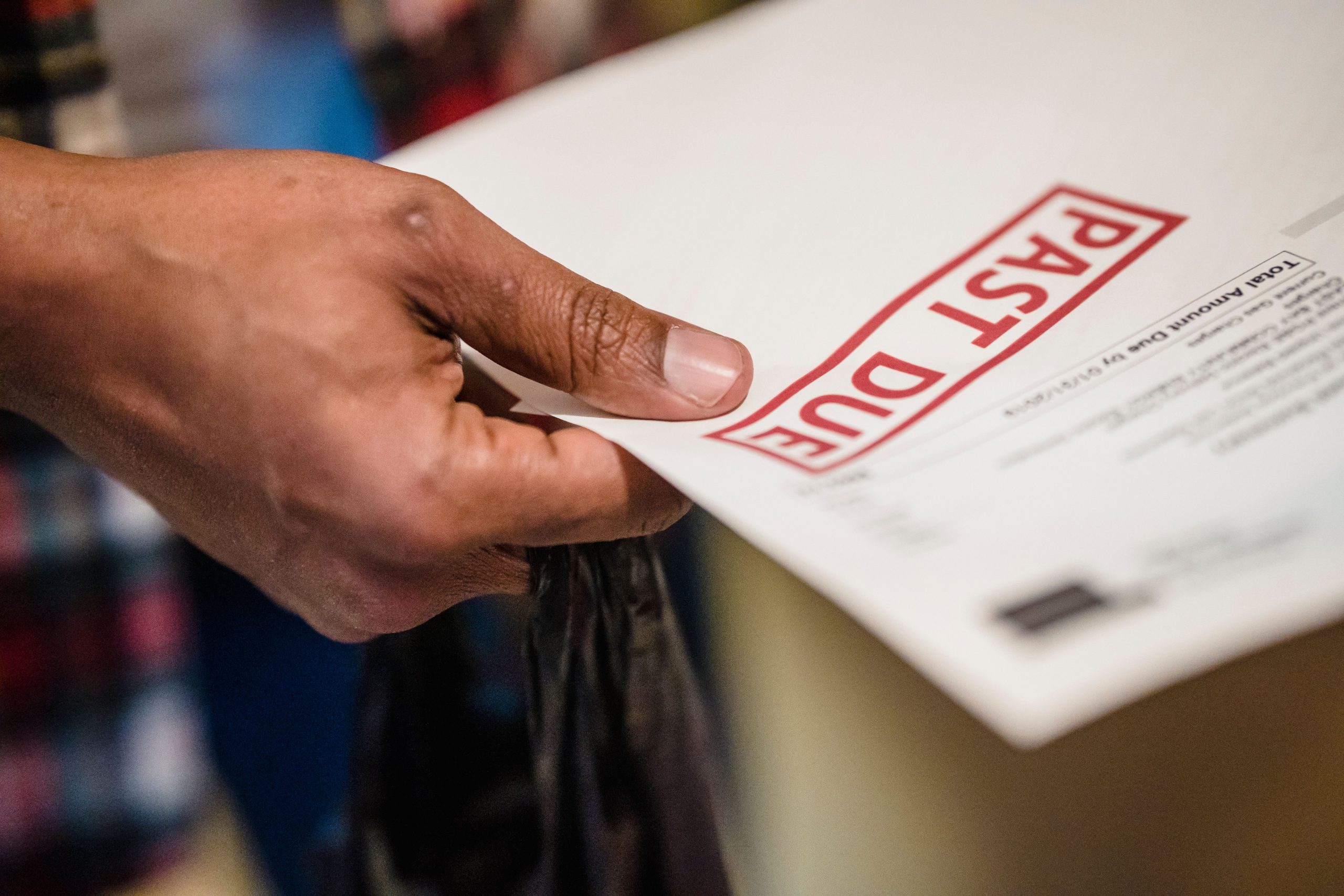 Main tenant document tampon impayé urgence