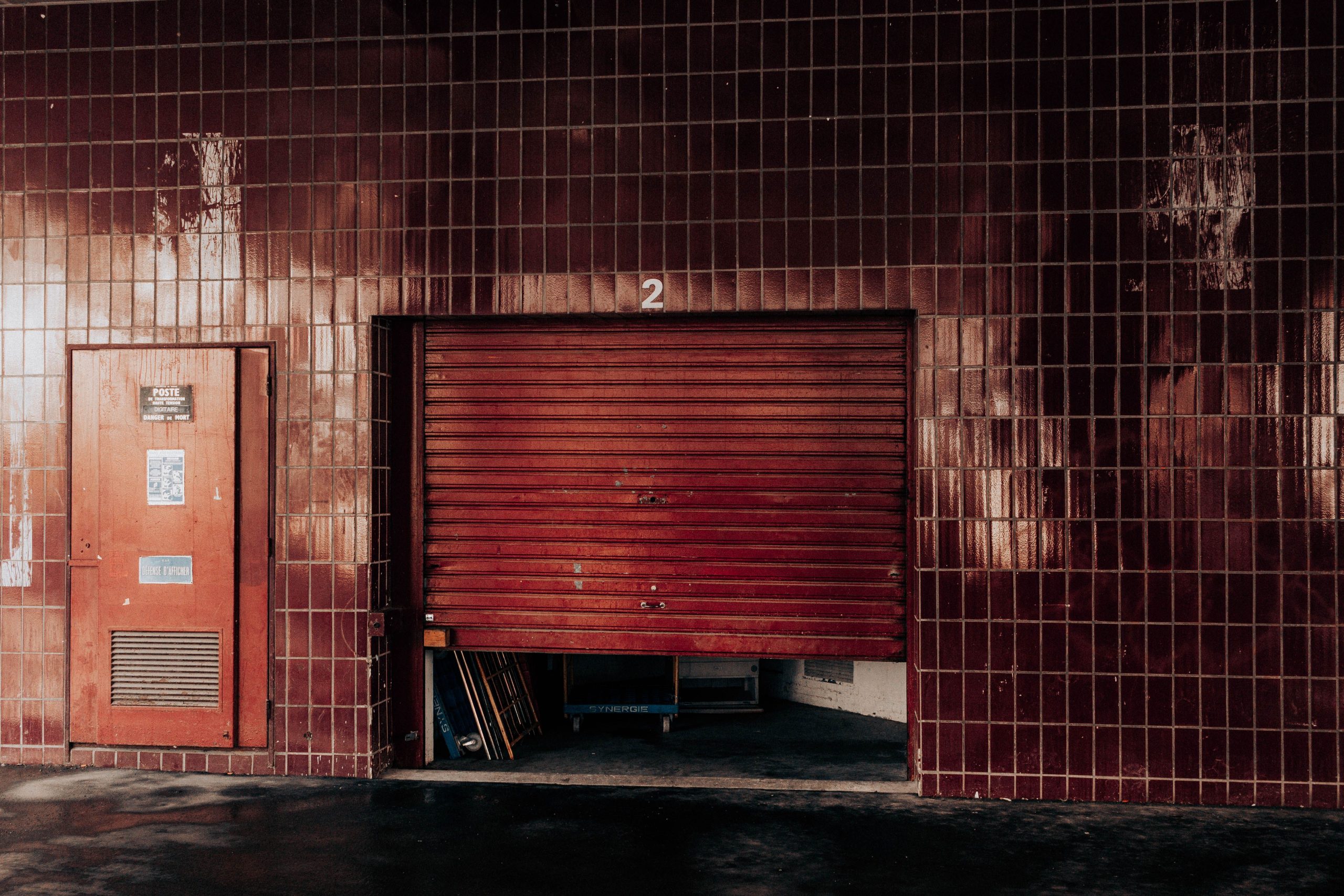 Facade garage ancien avec porte et volet