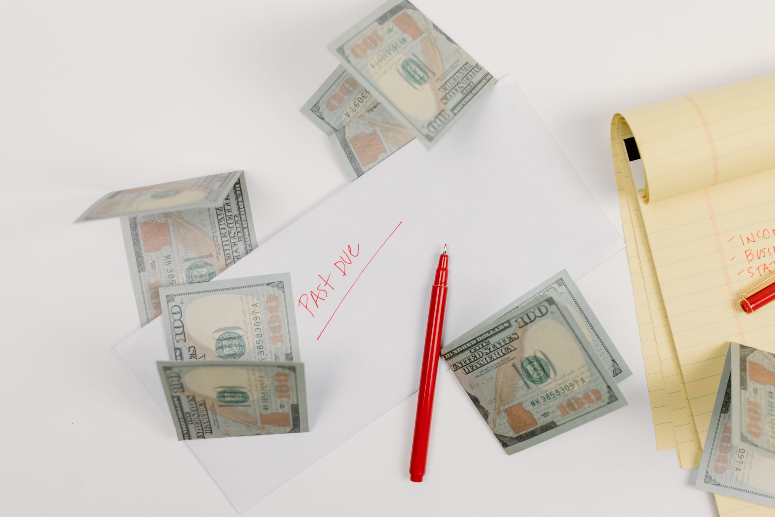 Billets dollars enveloppe impayee stylo rouge
