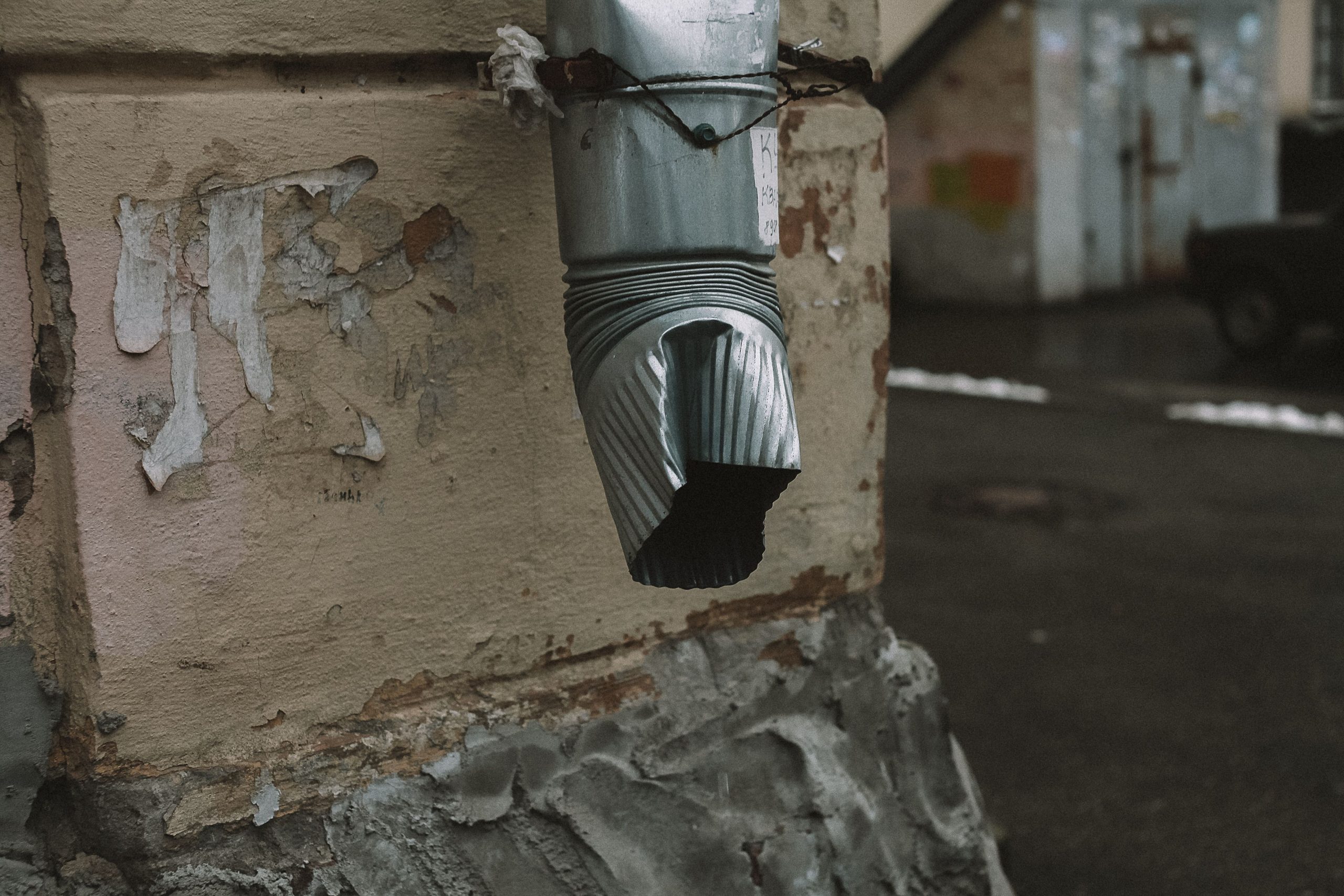 Tuyau de canalisation métallique rouillé sur un mur
