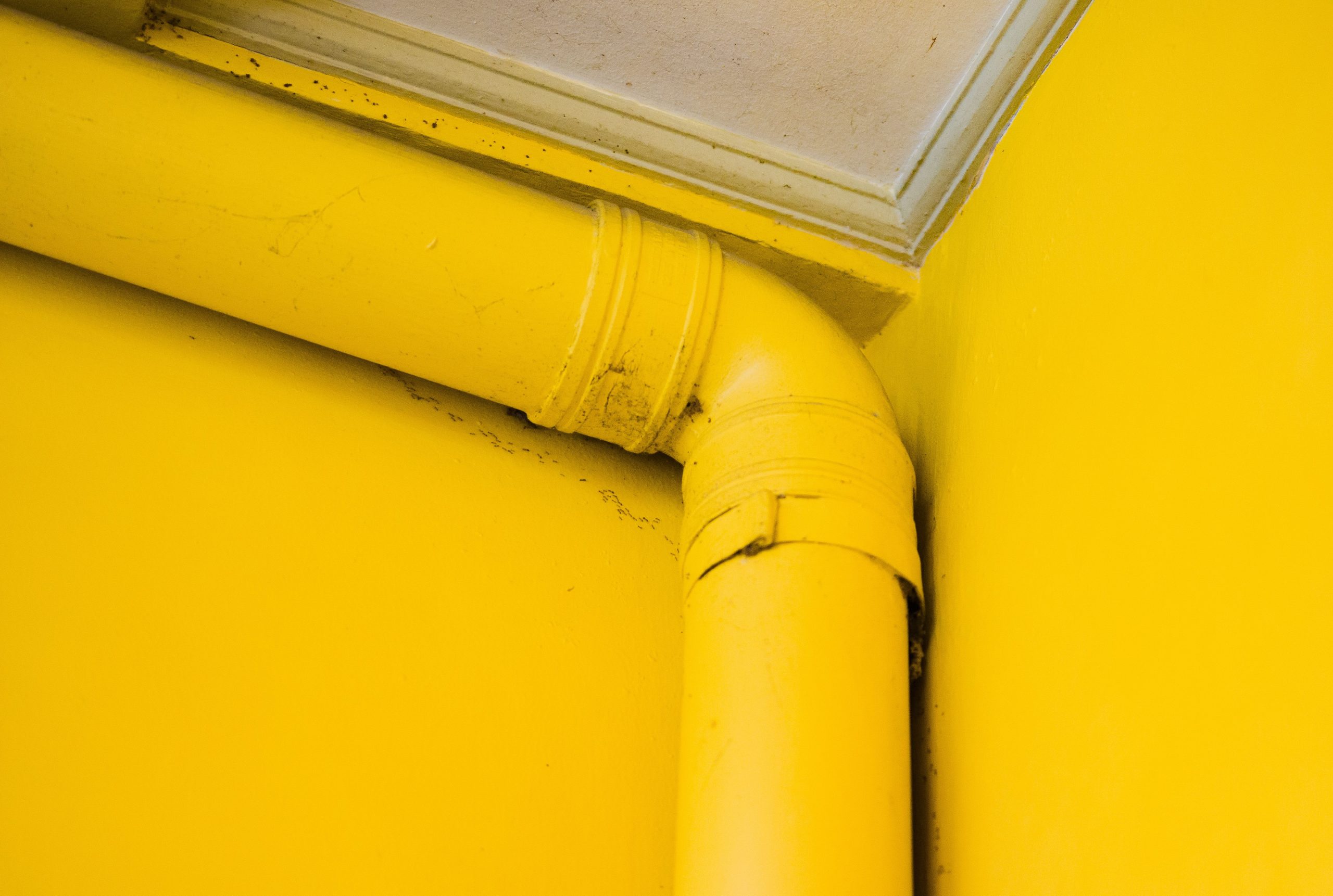 Gros plan sur un tuyau jaune dans un angle