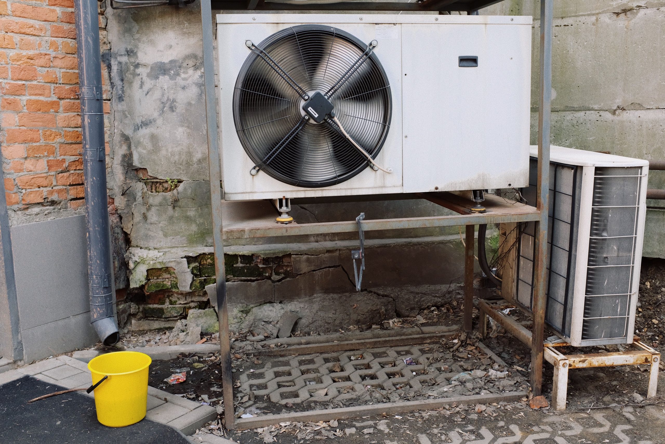 Unité climatiseur externe sur plateforme métallique